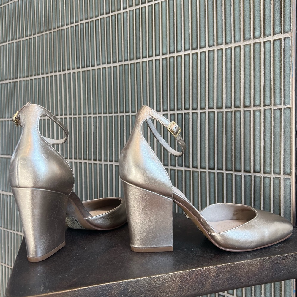 Kenneth Cole metallic Mary Jane heels